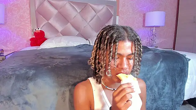 Snapshot of Maxim-Walker chatting on March 7, 5:51 am Maxim-Walker online show from March 7, 5:51 am