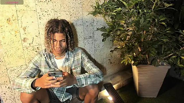 Snapshot of Maxim-Walker chatting on March 8, 3:17 am Maxim-Walker online show from March 8, 3:17 am