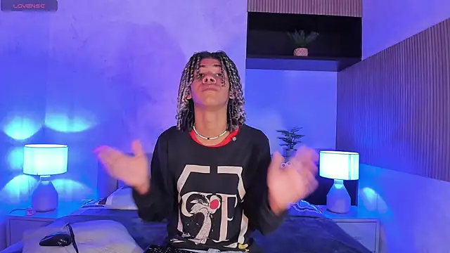 Snapshot of Maxim-Walker chatting on March 22, 3:09 am Maxim-Walker online show from March 22, 3:09 am