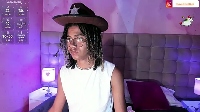 Snapshot of Maxim-Walker chatting on October 7, 6:32 am Maxim-Walker online show from October 7, 6:32 am