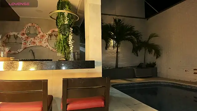 Snapshot of Maxim-Walker chatting on October 17, 7:00 am Maxim-Walker online show from October 17, 7:00 am