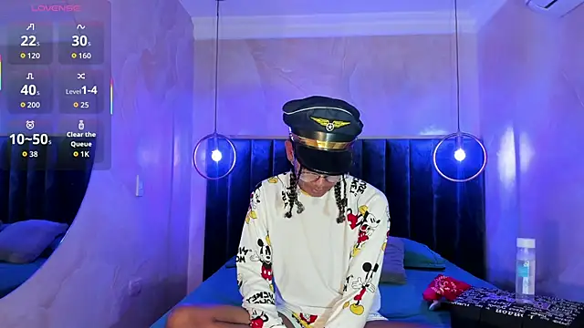 Snapshot of Maxim-Walker chatting on October 20, 3:18 am Maxim-Walker online show from October 20, 3:18 am