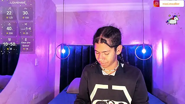 Snapshot of Maxim-Walker chatting on October 22, 3:18 am Maxim-Walker online show from October 22, 3:18 am