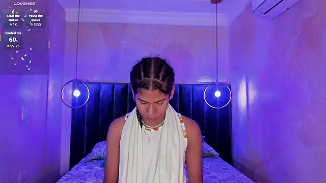 Snapshot of Maxim-Walker chatting on October 29, 2:47 am Maxim-Walker online show from October 29, 2:47 am