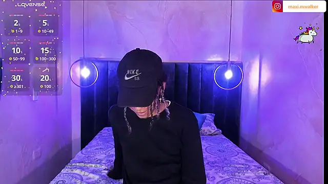 Snapshot of Maxim-Walker chatting on November 3, 3:08 am Maxim-Walker online show from November 3, 3:08 am