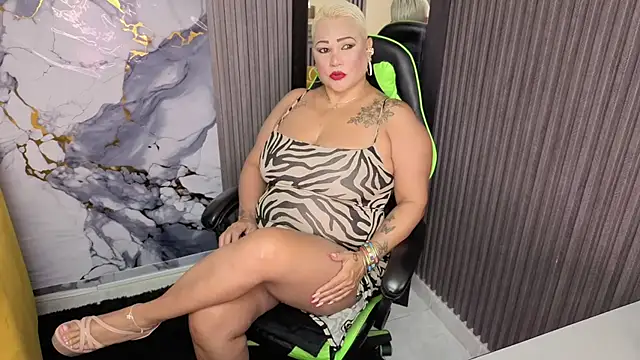 Snapshot of GianellaCox_ chatting on May 20, 12:00 pm GianellaCox online show from May 20, 12:00 pm