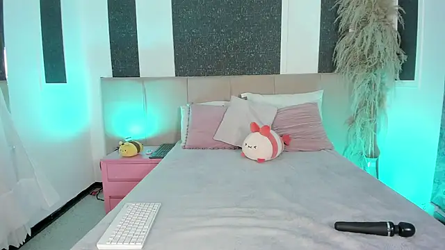 Alaia Manson online show from November 28, 7:38 pm