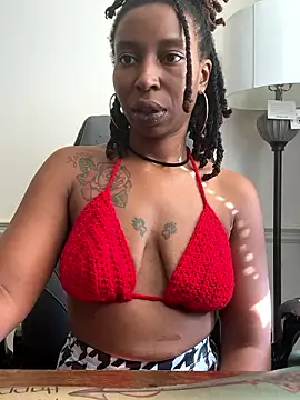 Snapshot of LeyaHoneybuns chatting on December 2, 4:31 pm LeyaHoneybuns online show from December 2, 4:31 pm