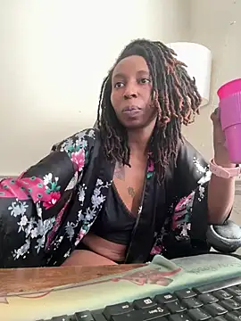 Snapshot of LeyaHoneybuns chatting on January 8, 3:39 pm LeyaHoneybuns online show from January 8, 3:39 pm