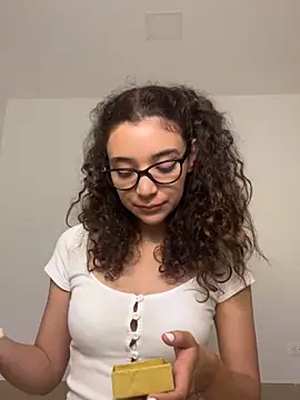 uniquerossie online show from December 4, 8:12 am