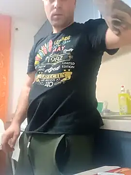 Snapshot of LucianM6 chatting on November 12, 3:01 pm LucianM6 online show from November 12, 3:01 pm