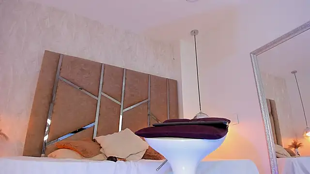 Martinaa Jones  online show from October 14, 7:58 pm