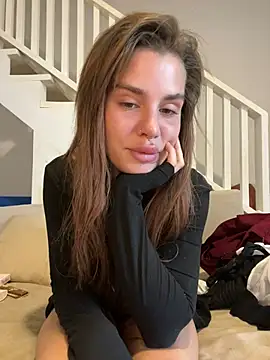 EmiliaCatalina online show from January 3, 8:01 pm