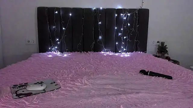 Snapshot of Mika_Ray chatting on December 25, 11:10 pm Mika Ray online show from December 25, 11:10 pm