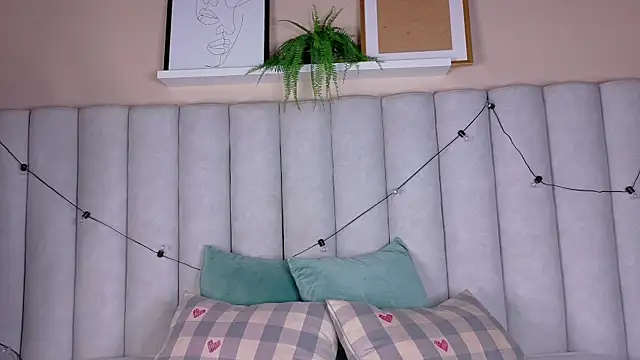 nahomi campbell online show from April 6, 9:05 pm