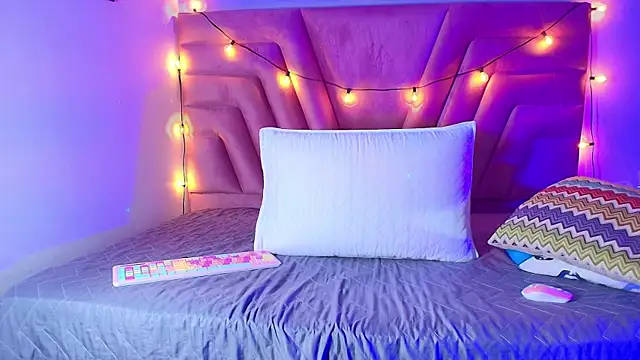 Snapshot of shybutdirtygirrll chatting on February 15, 1:27 pm shybutdirtygirrll online show from February 15, 1:27 pm