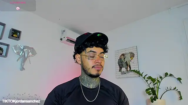 JordanSmiith  online show from January 17, 9:07 pm