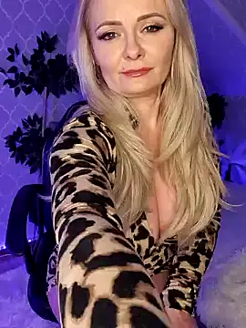 Snapshot of GjuliaX chatting on December 15, 3:31 pm GjuliaX online show from December 15, 3:31 pm