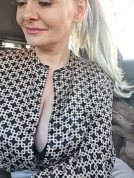 Snapshot of GjuliaX chatting on November 19, 8:36 am GjuliaX online show from November 19, 8:36 am