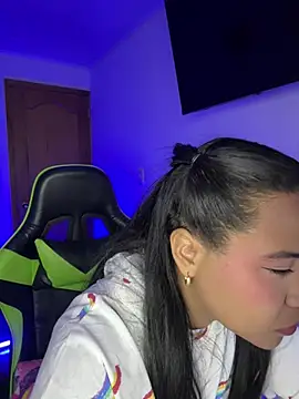 leila 22 online show from April 18, 7:45 am