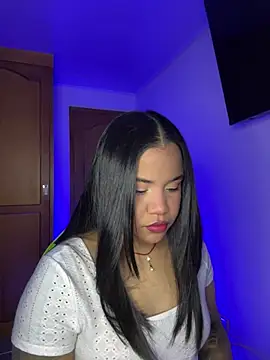 Snapshot of leila_22 chatting on May 27, 8:00 am leila 22 online show from May 27, 8:00 am
