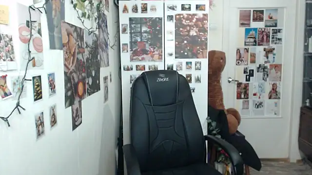 Snapshot of CapriScorpion chatting on January 24, 4:39 pm CapriScorpion online show from January 24, 4:39 pm