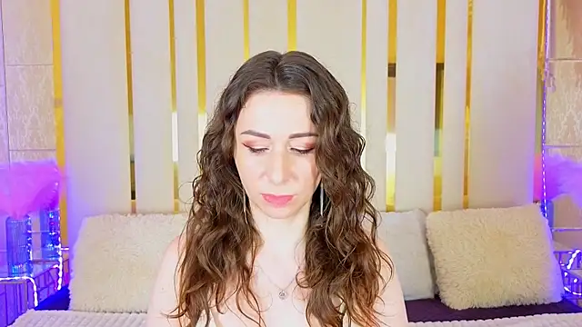 KimmmLi online show from April 17, 6:05 am