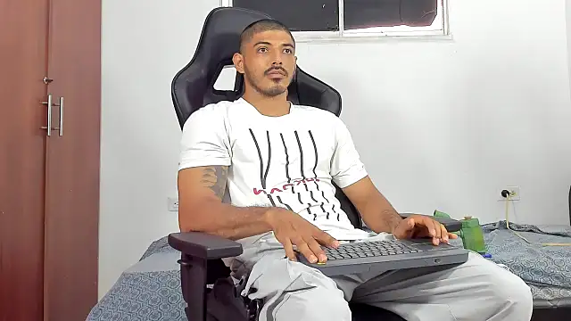 Snapshot of joris_vo chatting on December 4, 3:21 pm joris vo online show from December 4, 3:21 pm