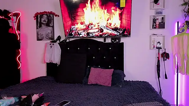 Snapshot of Alaia_Asuka chatting on October 22, 12:11 am Alaia Asuka online show from October 22, 12:11 am