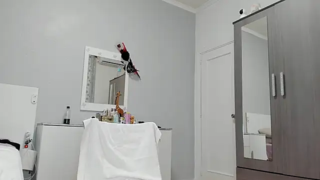 Snapshot of anisialuna_ chatting on March 13, 9:54 am anisialuna online show from March 13, 9:54 am