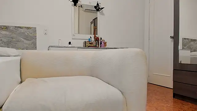 Snapshot of anisialuna_ chatting on October 15, 6:24 am anisialuna online show from October 15, 6:24 am