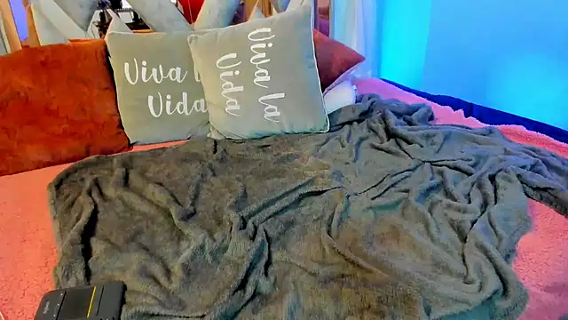 Snapshot of Kendall_Sophy chatting on January 17, 10:56 pm Kendall Sophy online show from January 17, 10:56 pm