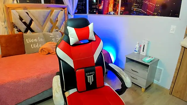 Snapshot of Kendall_Sophy chatting on January 22, 7:13 pm Kendall Sophy online show from January 22, 7:13 pm