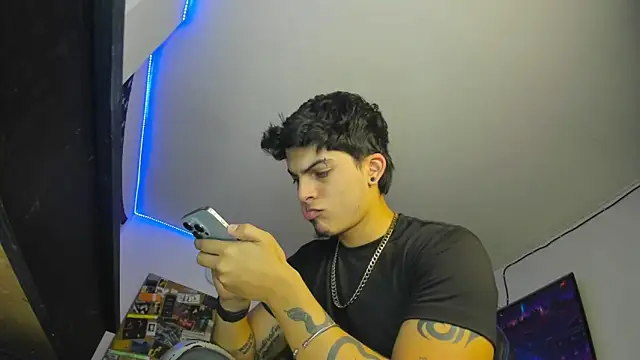 Snapshot of charlie_hotxxx chatting on December 4, 1:58 am charlie hotxxx online show from December 4, 1:58 am