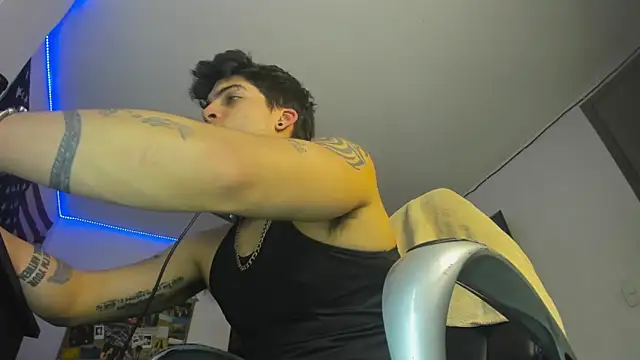 Snapshot of charlie_hotxxx chatting on December 5, 2:09 am charlie hotxxx online show from December 5, 2:09 am