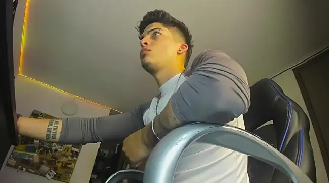 Snapshot of charlie_hotxxx chatting on December 28, 3:15 am charlie hotxxx online show from December 28, 3:15 am