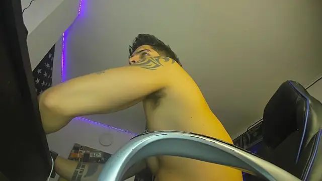 Snapshot of charlie_hotxxx chatting on January 6, 1:31 am charlie hotxxx online show from January 6, 1:31 am