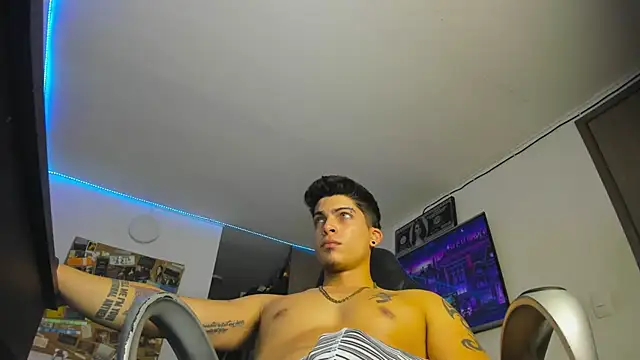 Snapshot of charlie_hotxxx chatting on January 9, 2:33 am charlie hotxxx online show from January 9, 2:33 am