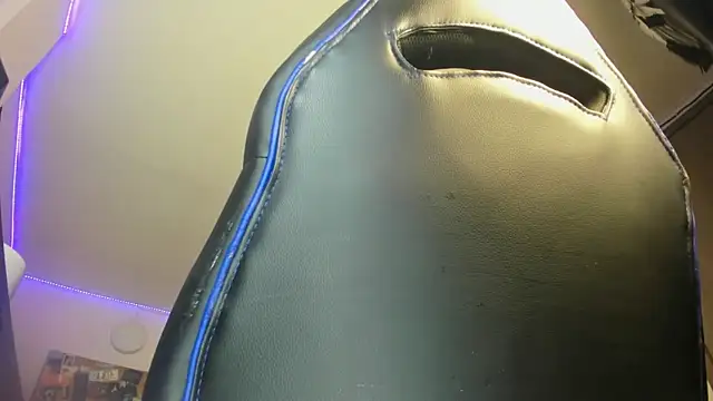 Snapshot of charlie_hotxxx chatting on January 10, 2:04 am charlie hotxxx online show from January 10, 2:04 am