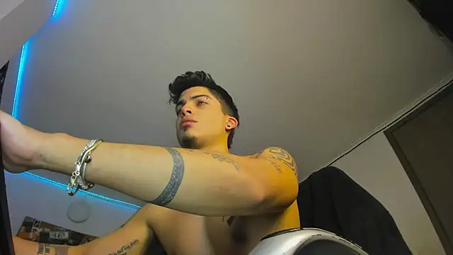 Snapshot of charlie_hotxxx chatting on February 8, 4:57 am charlie hotxxx online show from February 8, 4:57 am