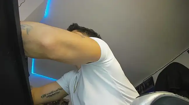 Snapshot of charlie_hotxxx chatting on February 17, 12:32 am charlie hotxxx online show from February 17, 12:32 am