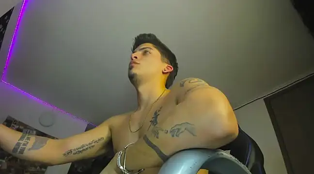 Snapshot of charlie_hotxxx chatting on March 14, 4:10 am charlie hotxxx online show from March 14, 4:10 am