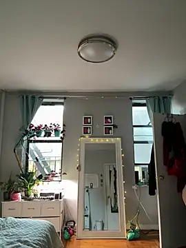 sylviahhh online show from April 22, 11:06 pm