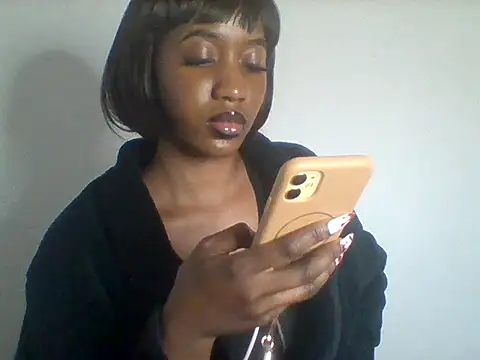 Snapshot of Queeen_model chatting on July 9, 11:20 pm Queeen model online show from July 9, 11:20 pm