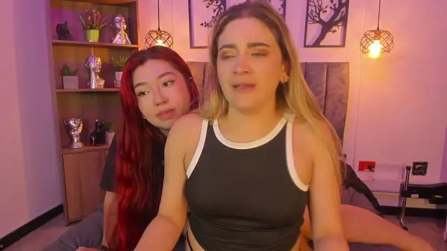 Snapshot of Andy_and_emma chatting on December 5, 3:50 pm Andy and emma online show from December 5, 3:50 pm