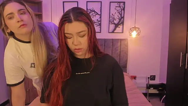 Snapshot of Andy_and_emma chatting on December 25, 12:15 pm Andy and emma online show from December 25, 12:15 pm