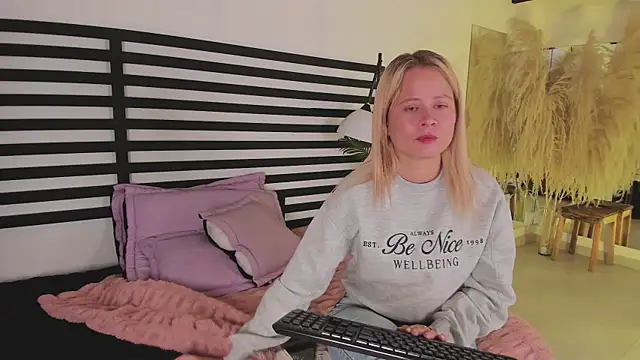 stefanny ruiz  online show from January 7, 12:20 pm