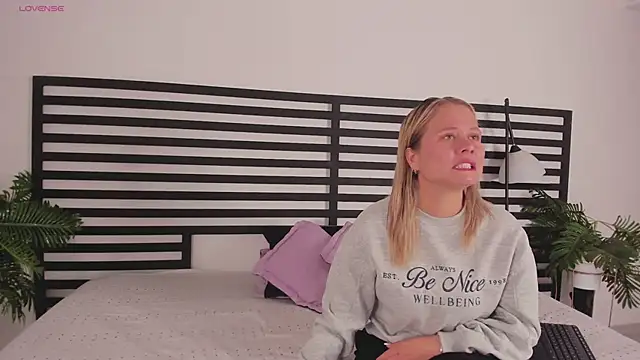 stefanny ruiz  online show from January 17, 12:42 pm