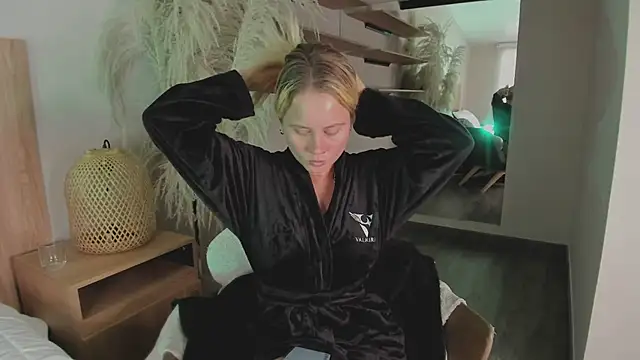 stefanny ruiz  online show from March 8, 3:45 pm