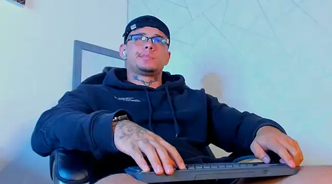 NoahhBrown online show from February 12, 6:19 am